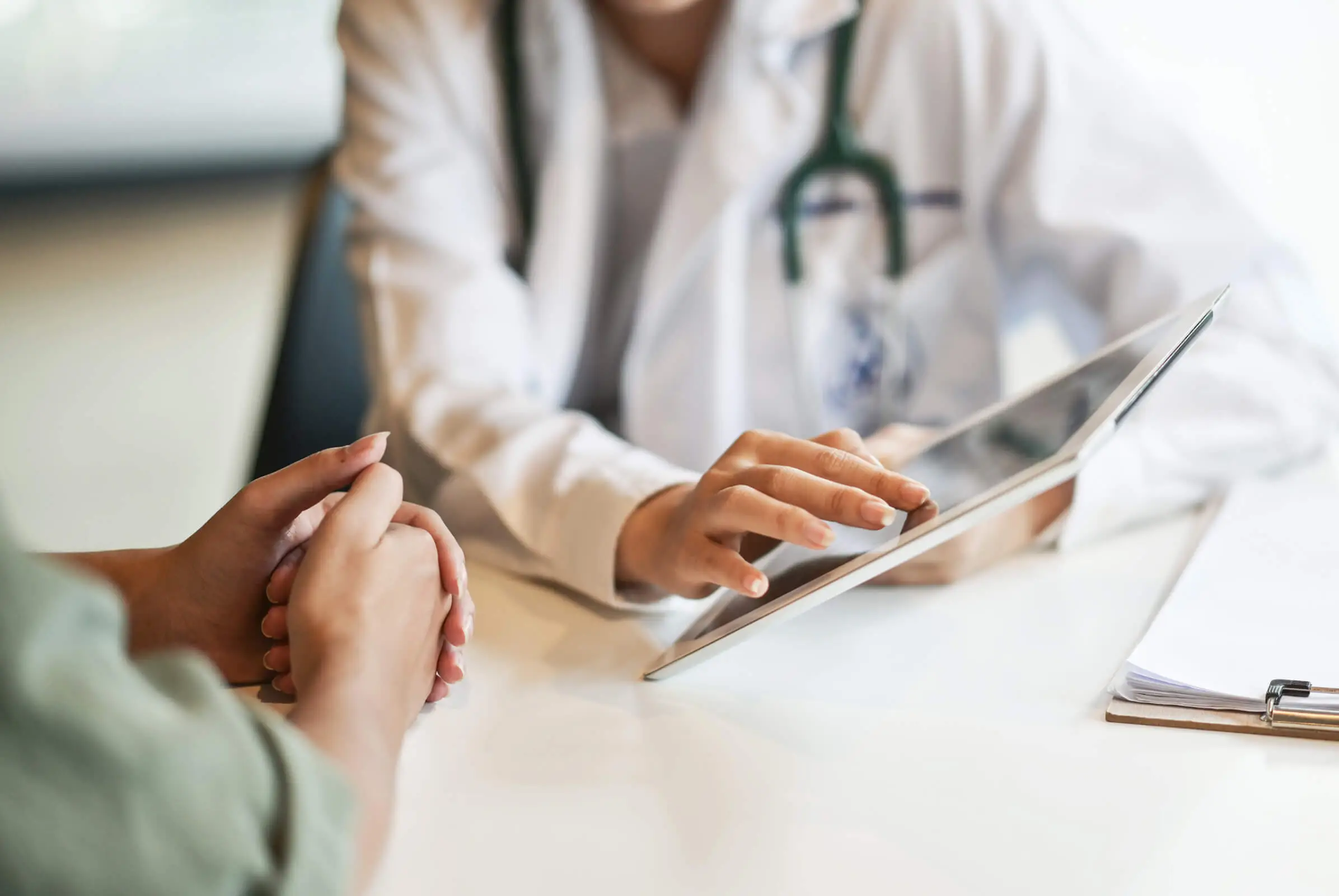 practitioner software nurse practitioner using a tablet to advise a patient